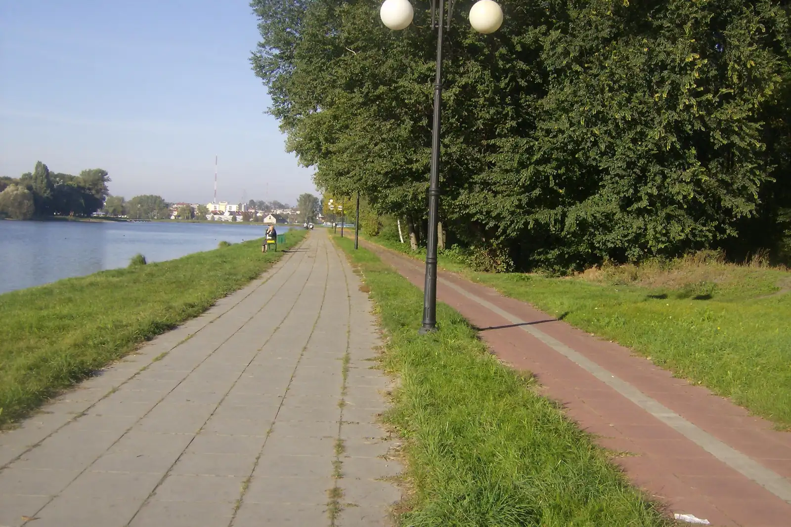 Uferpromenade am Stausee Borki in Radom