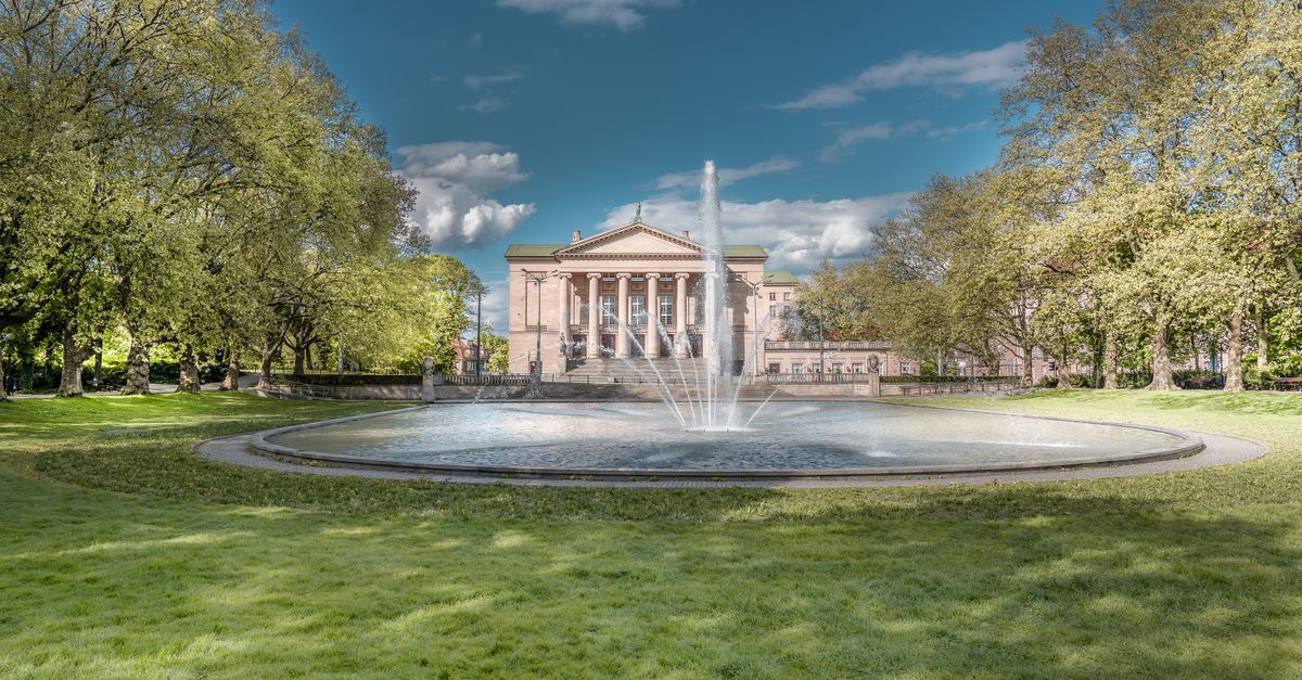 Fontanna przed Teatrem Wielkim w poznańskim parku