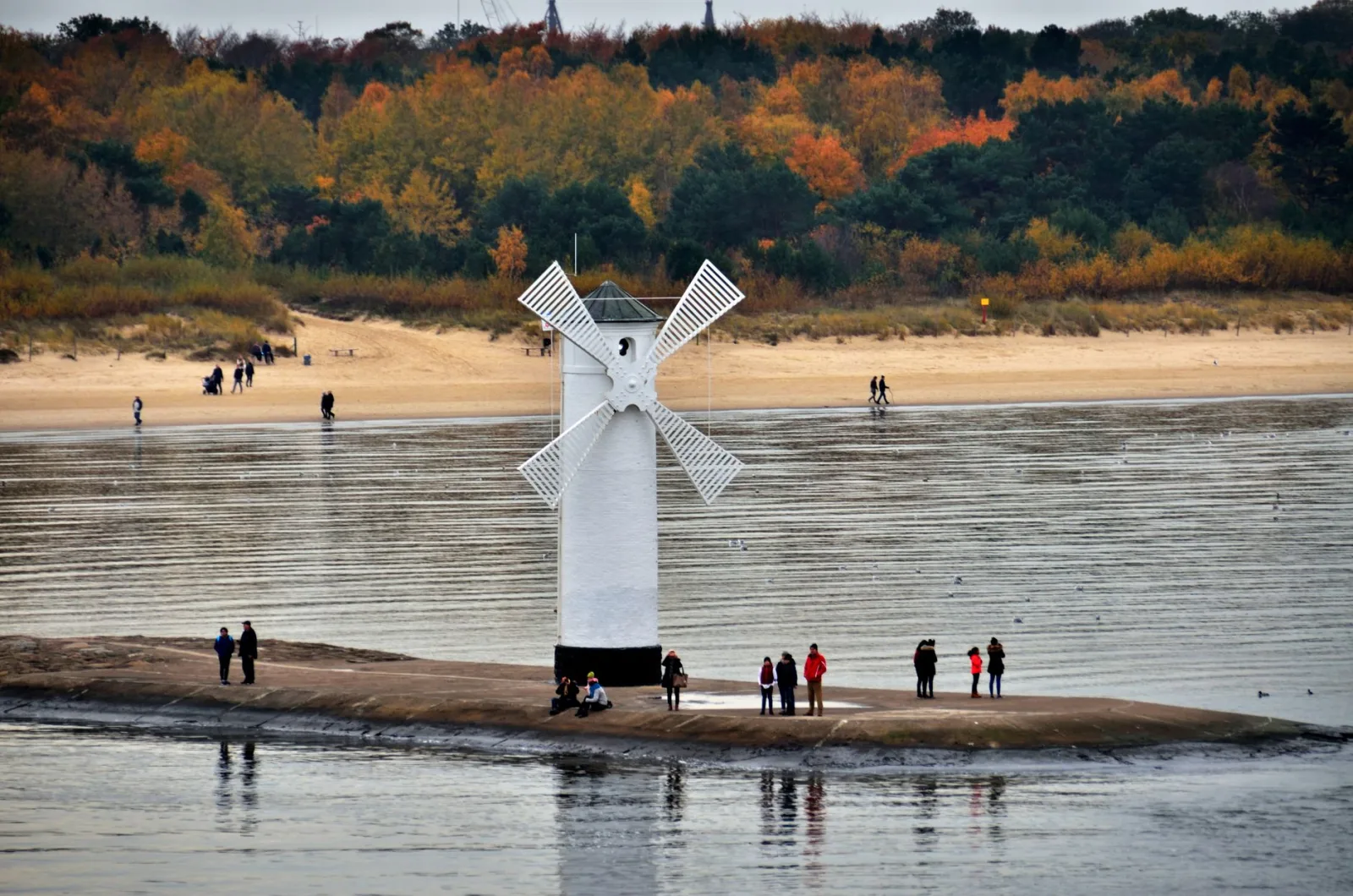 Świnoujście seaside view, illustrating a guide to dog-friendly walks