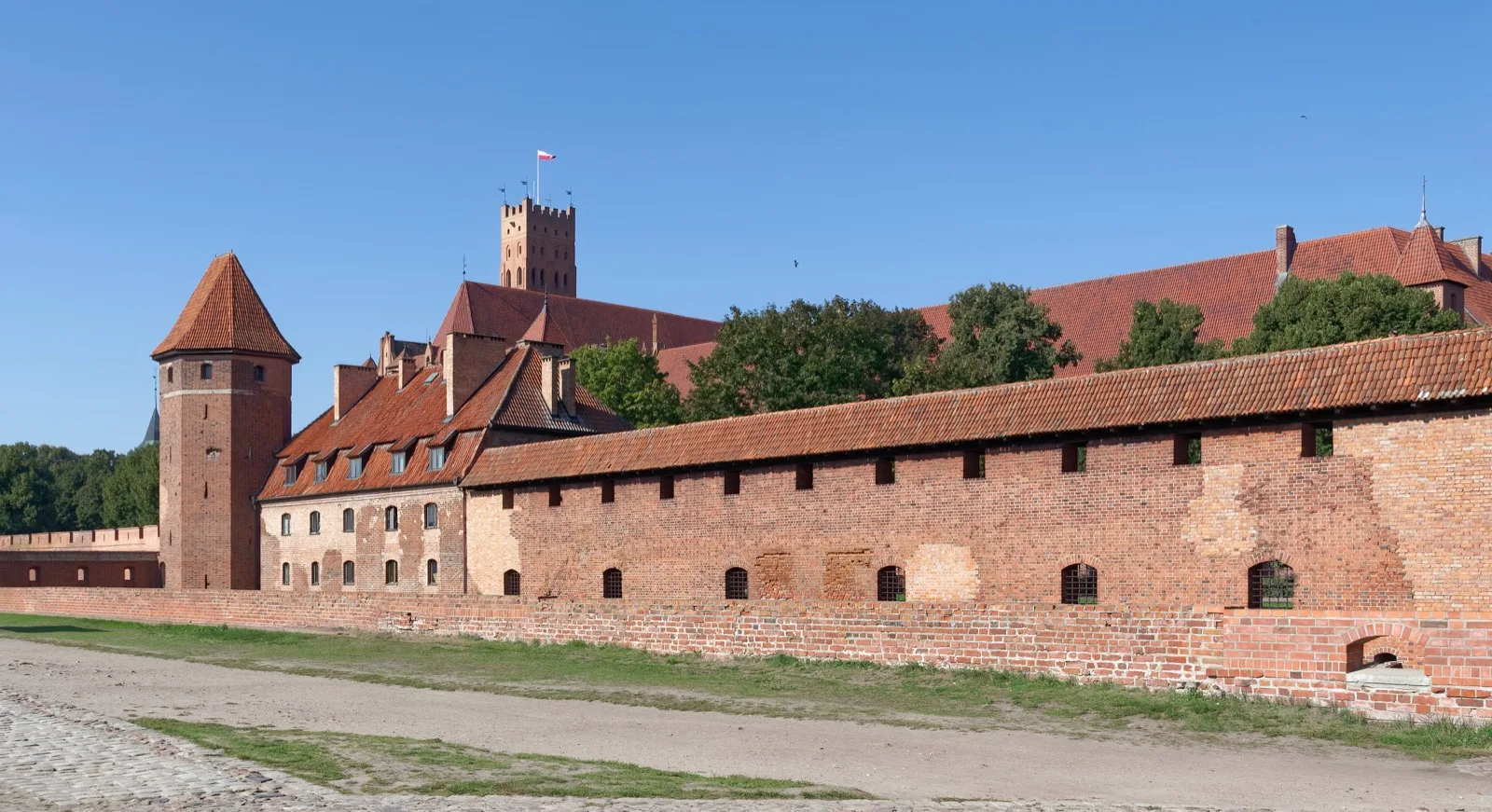 Ceglane mury obronne i wieże zamku w Malborku
